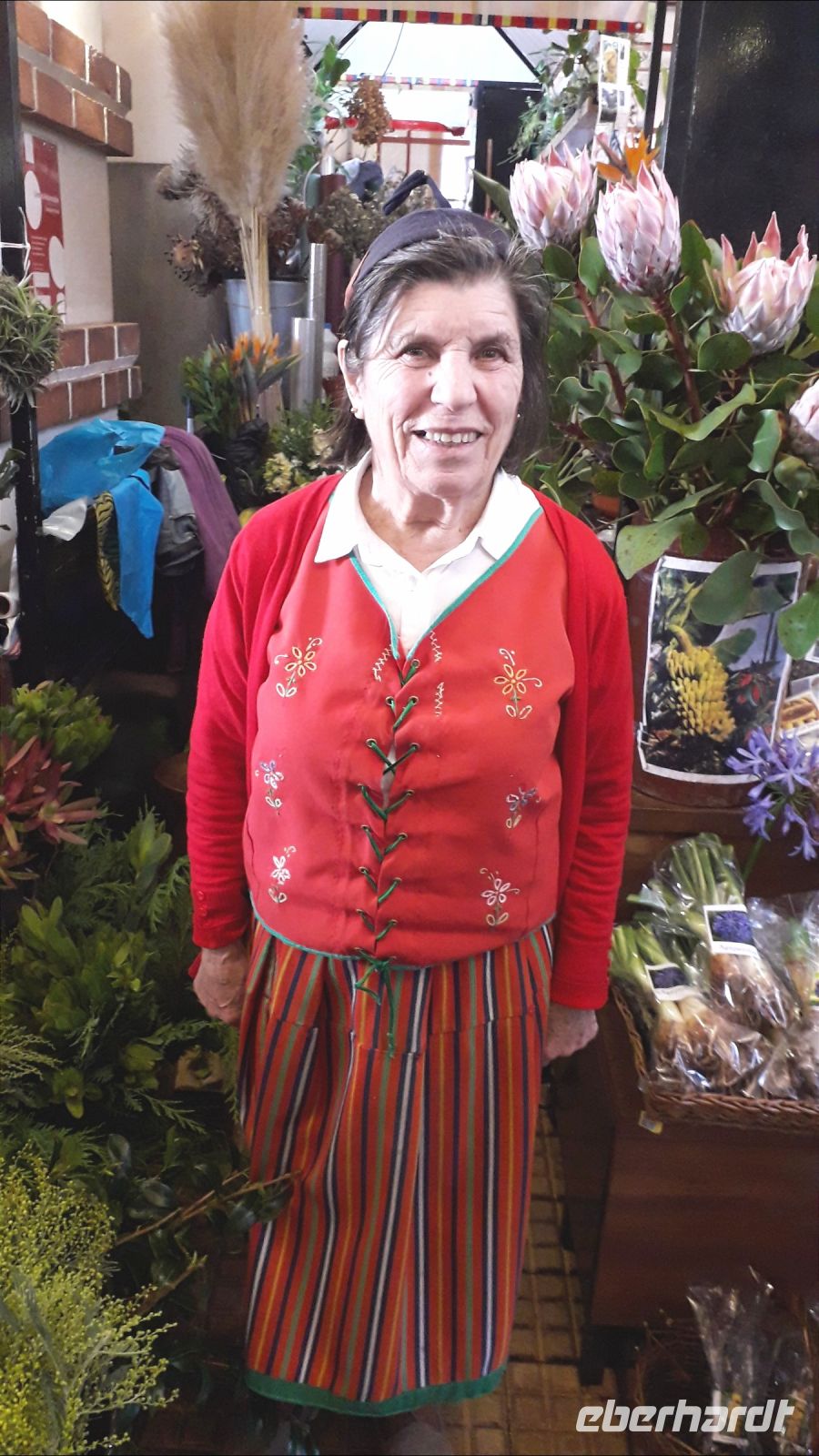 Blumenverkäuferin in der Markthalle