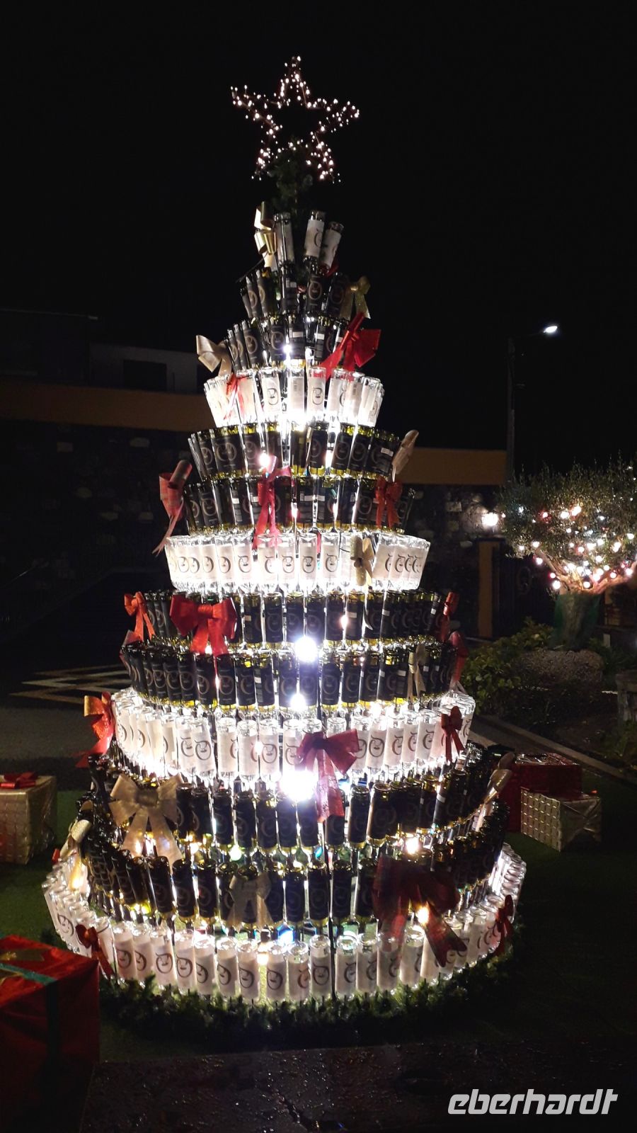 Tannenbaum aus leeren Flaschen