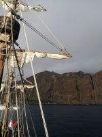 Beobachtung der Küste während der Bootsfahrt auf Santa Maria