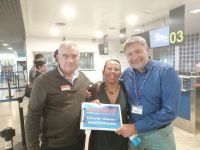 Abschiedsfoto mit Kollegen am Flughafen