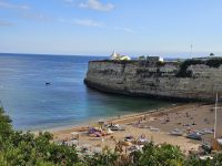 Algarve-Blick auf Strand-Felsen und Kapelle Nossa Senhora da Rocha.jpg