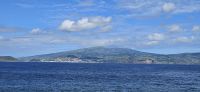 Blick nach Faial auf Horta und die Caldeira
