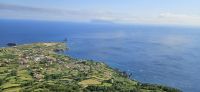 Blick auf Pontadelgada da Flores und nach Corvo