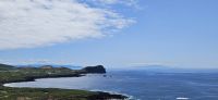 Blick vom Leuchtturm auf die Inseln Sao Jorge, dahinter Pico und Faial rechts