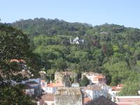 Blick aus dem Palacio Nacional de Sintra auf die Sierra mit verschiedenen Burgen und Schlössern