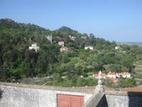 Blick aus dem Palacio Nacional de Sintra auf die Sierra mit verschiedenen Burgen und Schlössern
