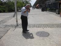 Beim Fotografieren des Gullideckels im Expo-Gelände