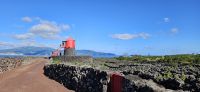 Windmühle im Weinanbaugebiet mit Blick nach Faial