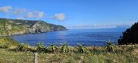 Flores, Blick vom Inatel auf die Küste und zur Insel Corvo