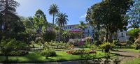 Terdeira, Angra, Blick vom Park zum Hotel Azoris Angra Garden