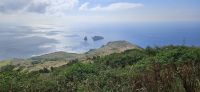 Graciosa, Blick vom Rand der Caldeira zur Farol Restinga