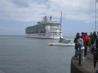 Ein Kreuzfahrtschiff verlässt Funchal