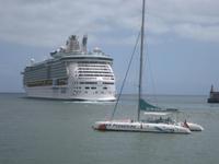 Ein Kreuzfahrtschiff verlässt Funchal