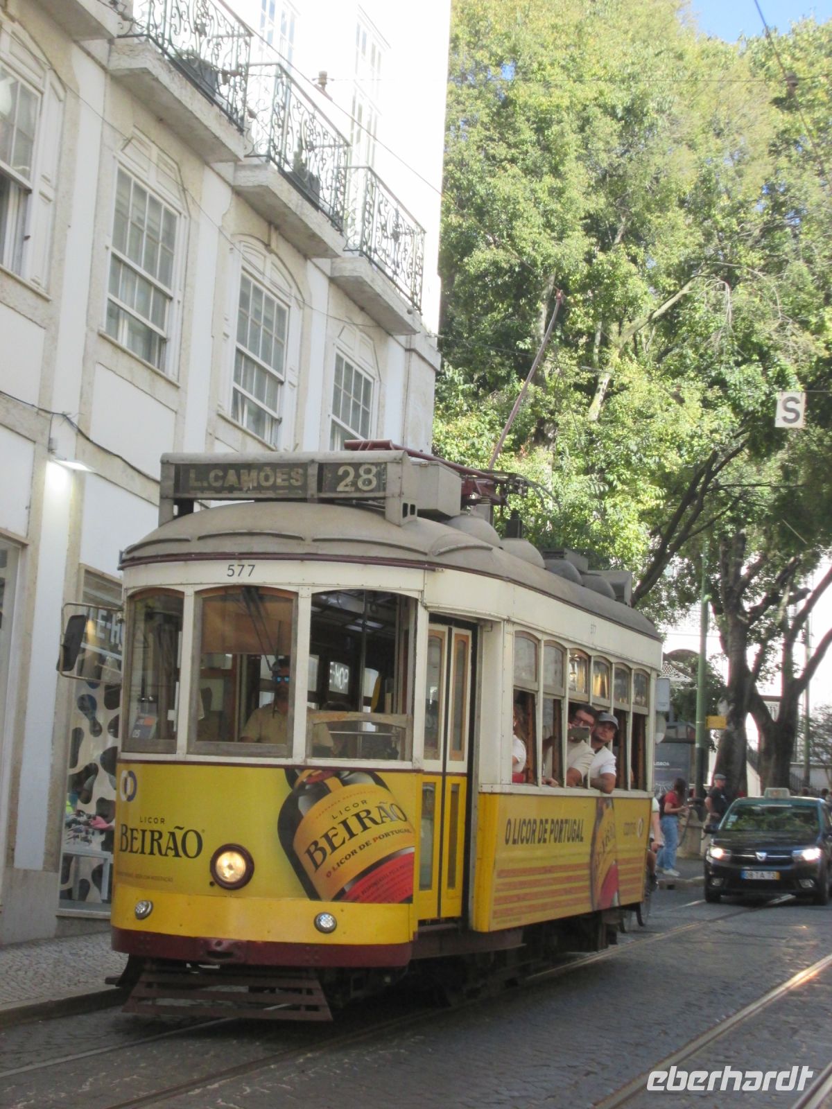 Nr. 28 im Original fährt durch die Alfama