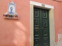 fast jeder Bewohner verehrt eine(n) Heilige(n)