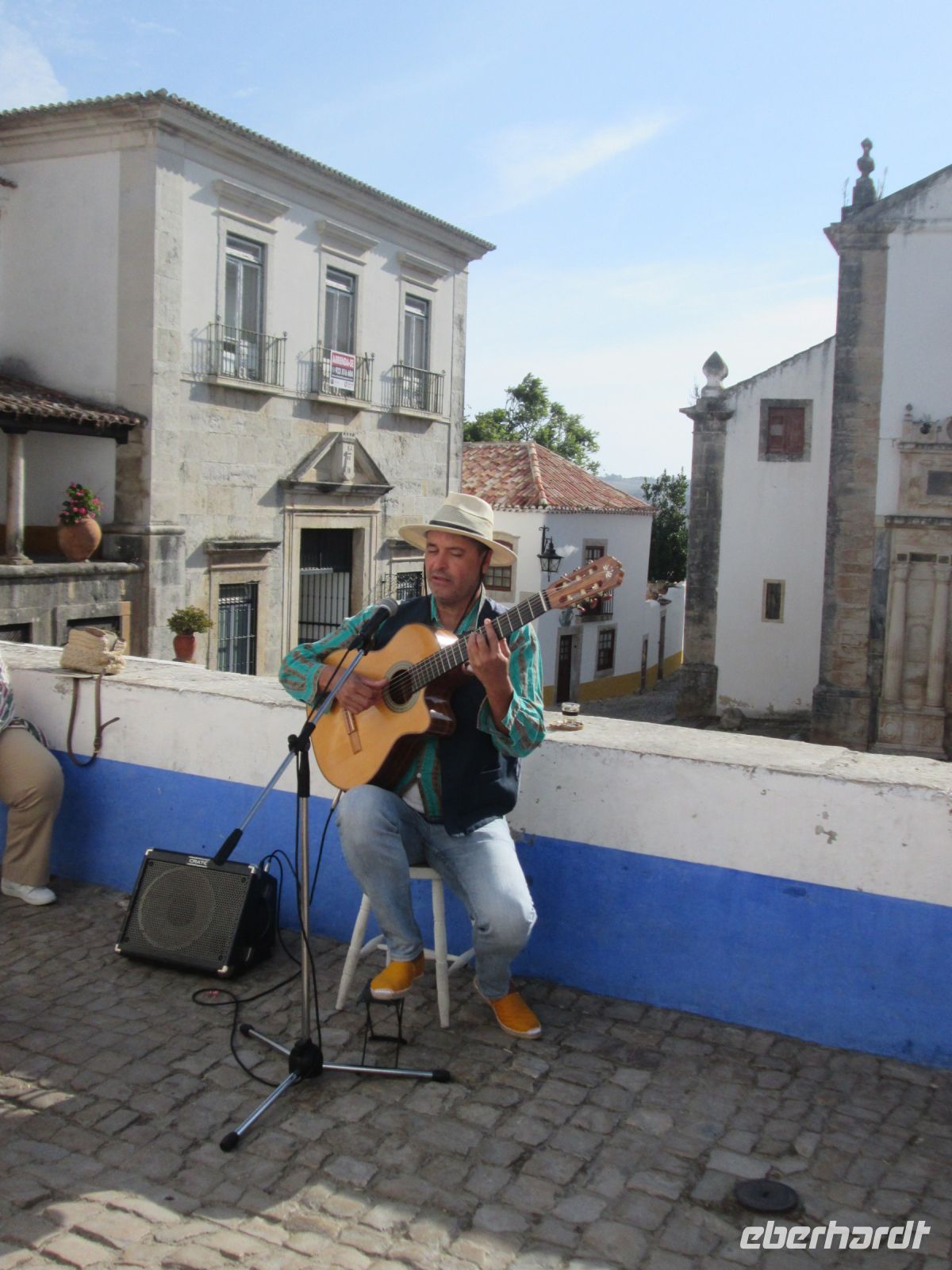 ein Sänger verdient sich in Obidos ein Zubrot