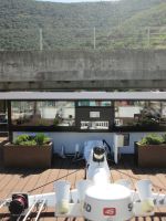 auch die Kapitänsbrücke muss gesenkt werden bei der Schleusenausfahrt