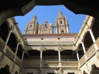 Salamanca: Blick vom Innenhof des Muschelhauses auf die Türme der päpstlichen Universität
