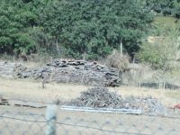 beim Vorbeifahren entdeckt: gestapelte Rinde der Korkeiche 