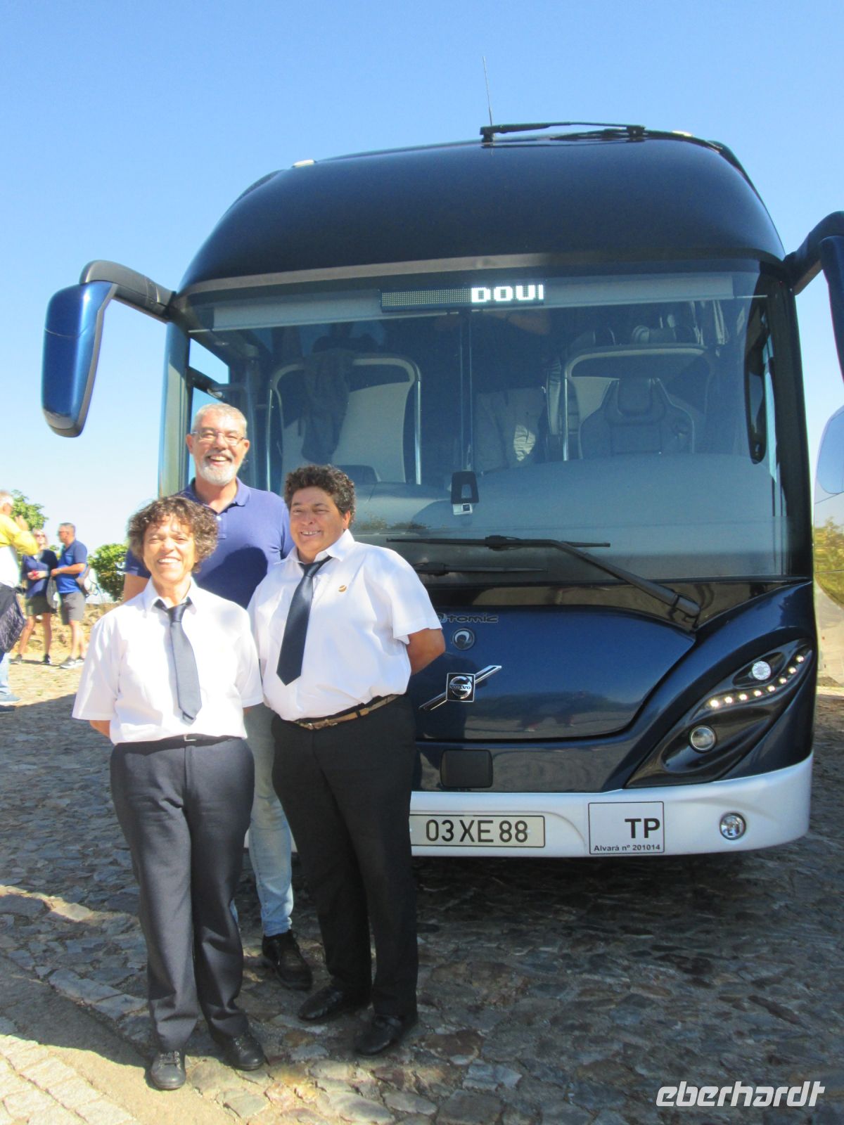 hervorragende Busfahrerinnen: Paula und Belinda mit Reiseleiter Mario
