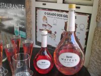 Mateus Rose' Wein mit Abbild des Palastes