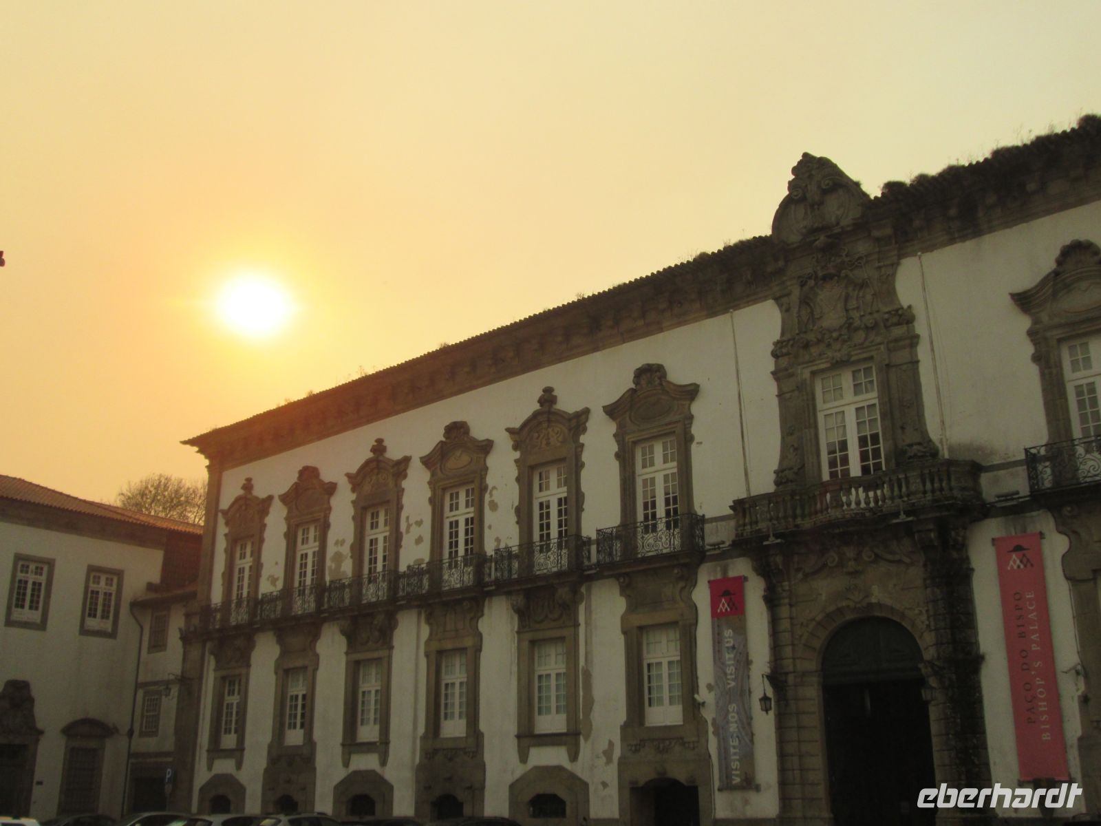 Porto: die Sonne kämpft sich durch den Dunst der Waldbrände über dem Bischofspalast