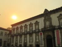 Porto: die Sonne kämpft sich durch den Dunst der Waldbrände über dem Bischofspalast