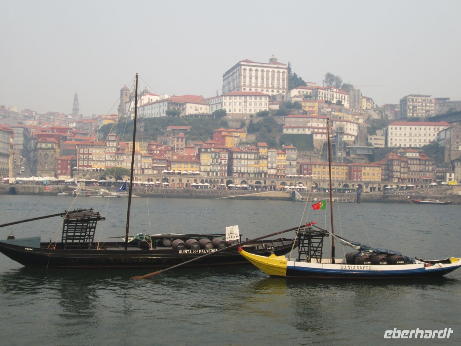 Rabelo Boote und Portos Stadtteil Ribeira am Douro