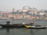 Rabelo Boote und Portos Stadtteil Ribeira am Douro