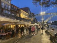 Porto - Lebhaftes Treiben entlang der Uferpromenade Ribeira