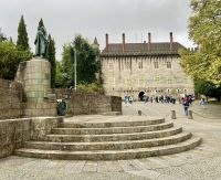 Guiamares - Monumento a D. Afonso Henriques am Paço dos Duques de Bragança