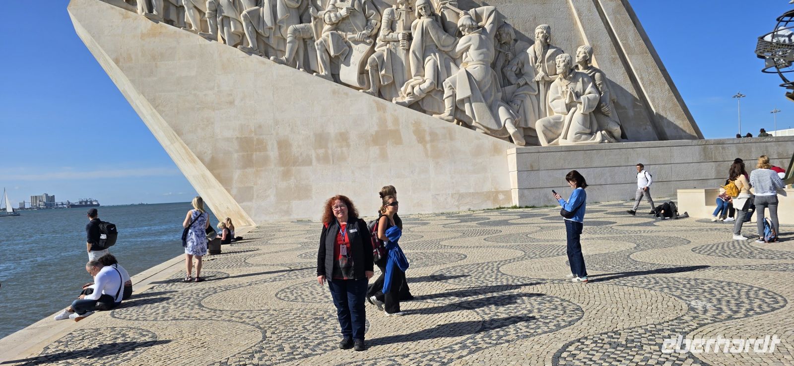 vor dem Entdeckerdenkmal