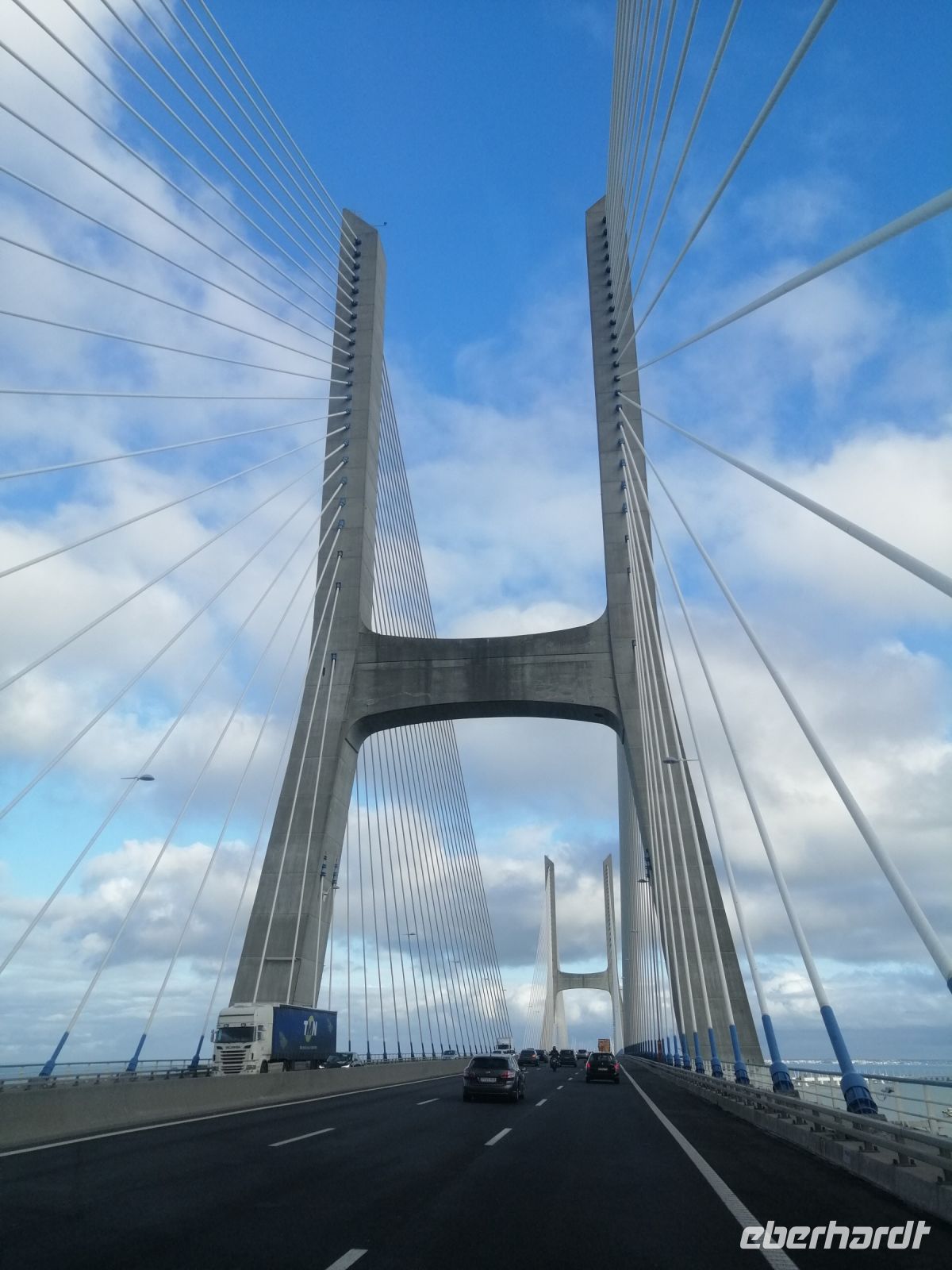 Fahrt über die Brücke des 25. Aprils in Lissabon: 3,2 km lang