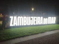 Spaziergang durch Zambujeira do Mar am Abend