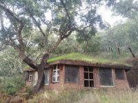 ein neues Lehmhaus auf der Wanderstrecke