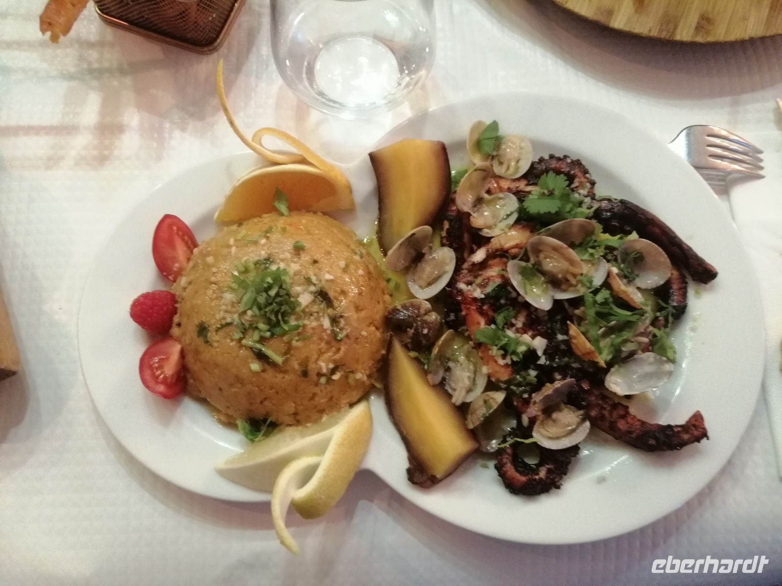 Abendessen im Restaurant Costa Alentejana in Zambujeira do Mar: Oktobus