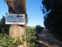 Wegweiser zum Ferry Boat über Mira