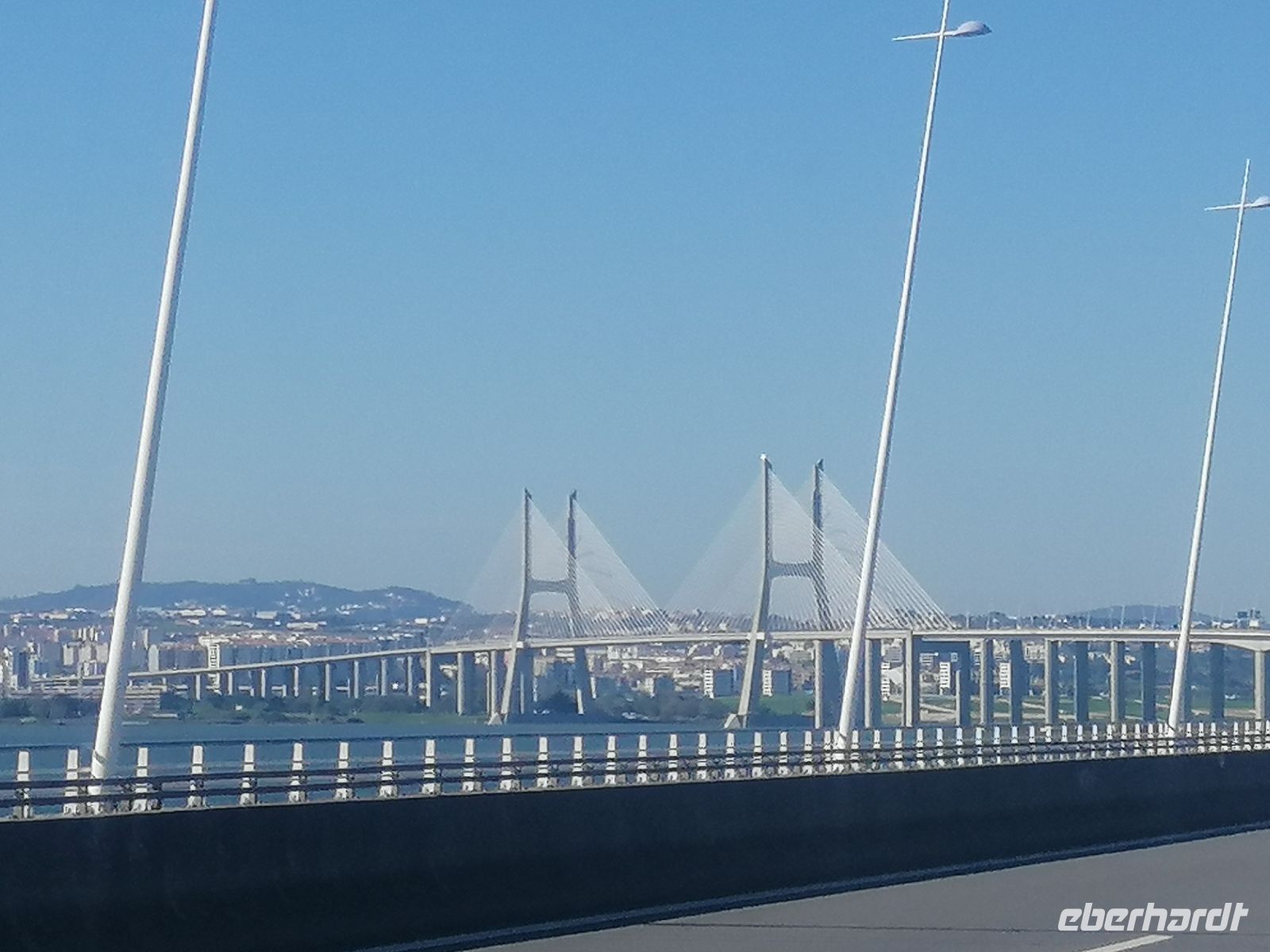 auf dem Weg zum Flughafen nach Lissabon: Die Brücke des 25. April