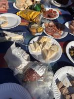 Deftiges Picknick zur Stärkung mit leckeren einheimischen Köstlichkeiten und Wein
