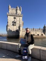 Sabine vor dem Torre de Belem