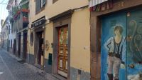 Madeira, Funchal, Rua Santa Maria mit Türbildern