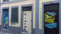 Madeira, Funchal, Rua Santa Maria mit Türbildern