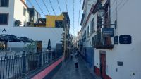 Blick in eine Gasse neben der Markthalle in Funchal