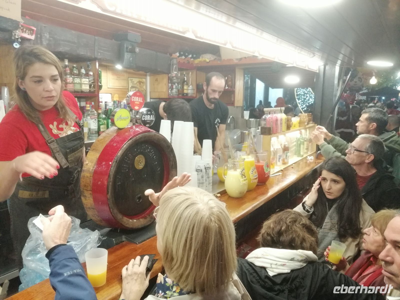 Poncheverkostung auf dem Nachtmarkt Noite do Mercado in Funchal