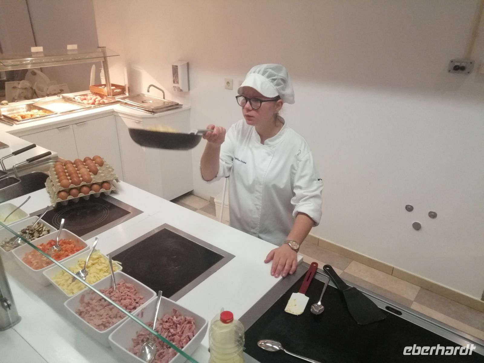 Kochkunst beim Frühstück: Omelettevorbereitung