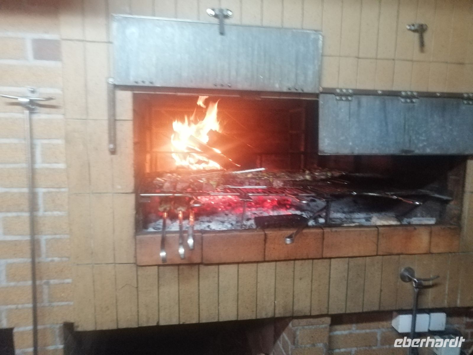 Vorbereitung eines fangfrischen Thunfisch-Spießes, Restaurant Villa Ventura