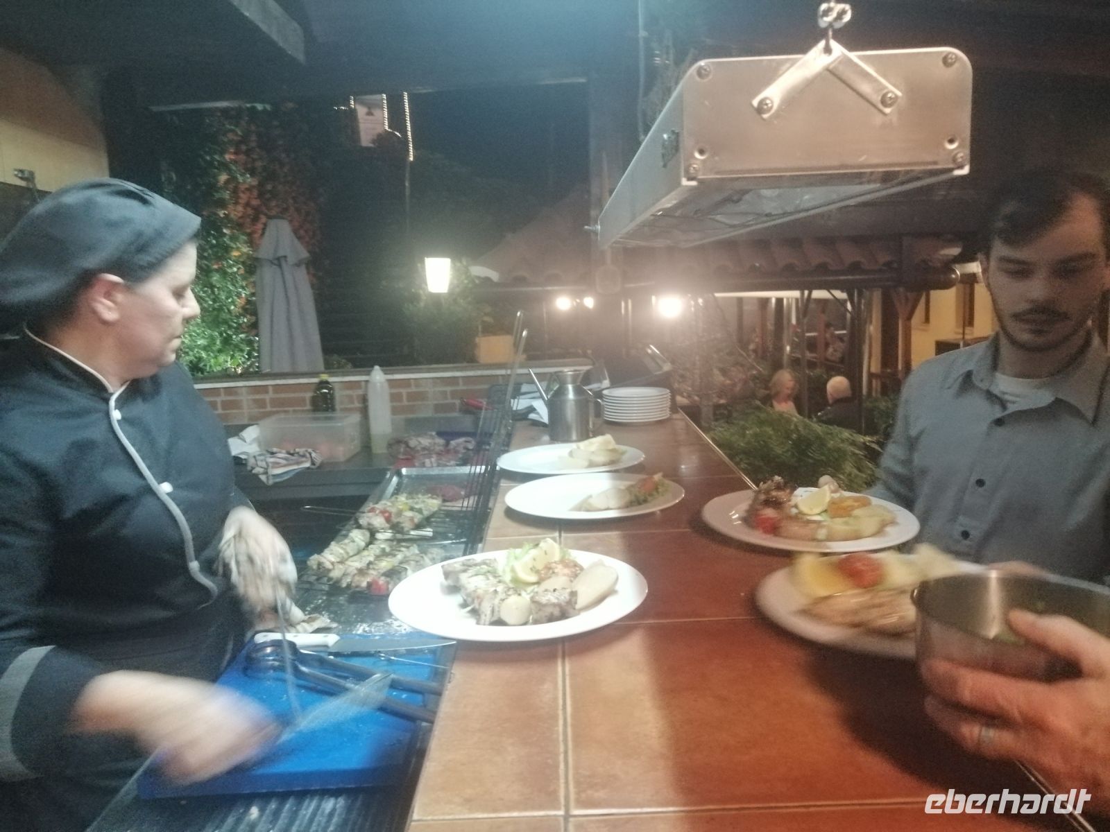 Vorbereitung eines fangfrischen Thunfisch-Spießes, Restaurant Villa Ventura