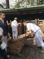 Die Korbschlitten werden vorbereitet