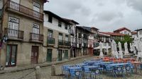 Praca de Santiago, Guimarã - das schlechte Wetter hält die Café-Gäste fern