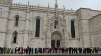 Warten im Regen vor dem Hieronymuskloster, Lissabon 